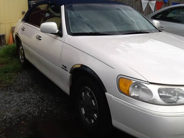 1998 Lincoln Town Car - cars & trucks - by dealer - vehicle... for sale in Englishtown, NJ – photo 3