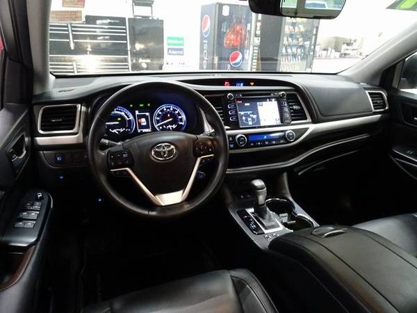 2017 Toyota Highlander Hybrid XLE Predawn Gray Mica for sale in Cedar Falls, IA – photo 6