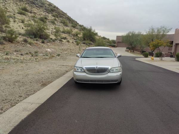 2005 Lincoln Town Car signature series clean title one owner car for sale in Phoenix, AZ – photo 2