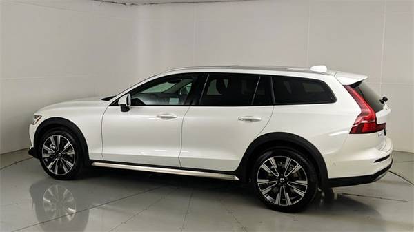 2023 Volvo V60 Cross Country B5 AWD Mild Hybrid Ultimate - cars & for sale in Culver City, CA – photo 6