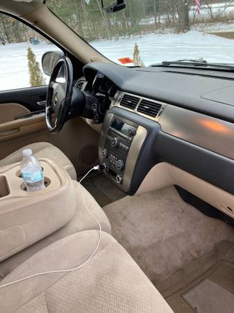 2007 tahoe 3rd seat, 8 passenger 129000 miles nice! - cars & for sale in Spofford, NH – photo 6