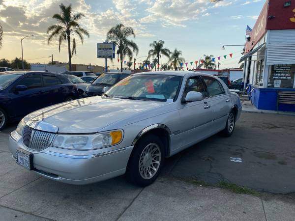 2000 LINCOLN TOWN CAR SIGNUATURE WITH ONLY 82K ORIG MILESSSS - cars for sale in Escondido, CA – photo 3