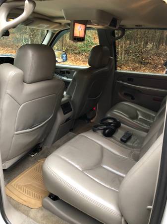 2005 Chevy Suburban 4x4 - cars & trucks - by owner - vehicle... for sale in West Kingston, RI – photo 8
