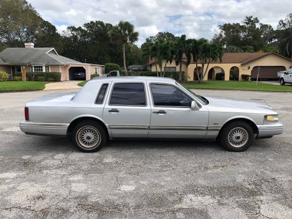 1995 Lincoln Town Car - cars & trucks - by owner - vehicle... for sale in Vero Beach, FL – photo 4