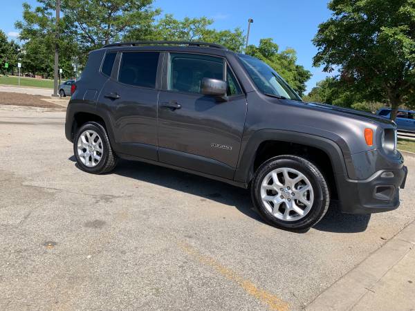 2018 Jeep Renegade latitude 4x4 only 2000 miles for sale in Chicago, IL – photo 5