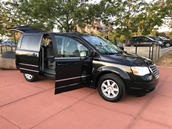 2010 CHRYSLER TOWN AND COUNTRY TOURING NAVIGATION CAMERA DVD’S 💯 for sale in Brooklyn, NY – photo 2