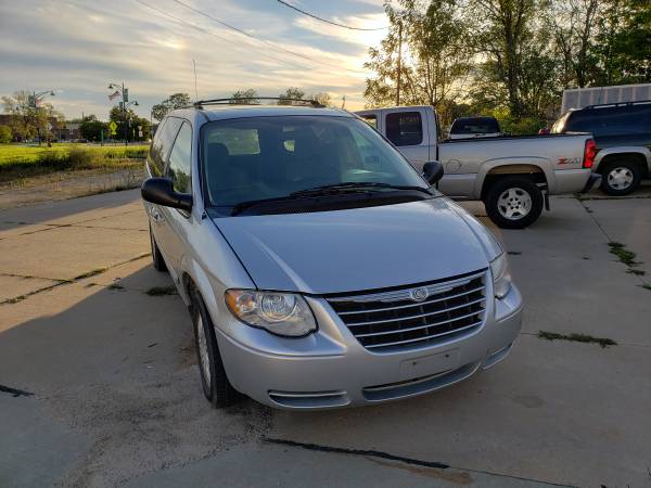 2007 CHRYSLER TOWN & COUNTRY for sale in Marion, IA – photo 3