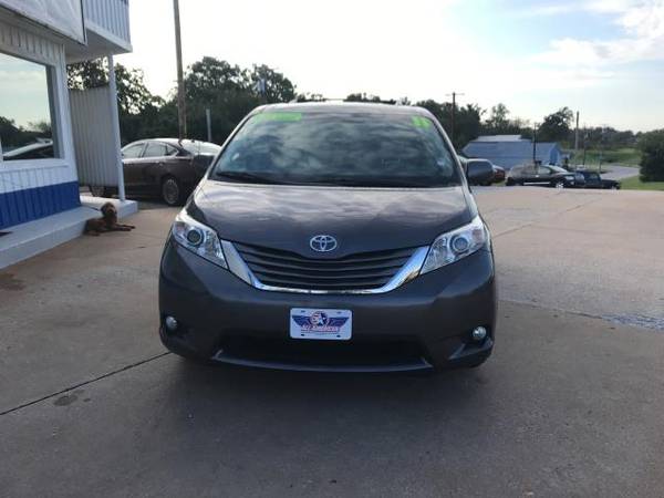 2011 Toyota Sienna Limited 7-Pass V6 for sale in Joplin, MO – photo 2