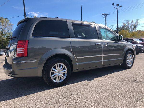 2010 CHRYSLER TOWN COUNTRY LIMITED for sale in Toledo, OH – photo 4