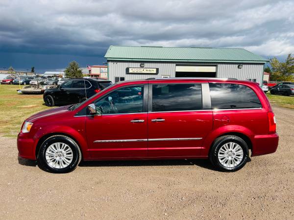 2012 Chrysler Town & Country Limited Dual DVD Stow N Go - cars & for sale in Sioux Falls, SD