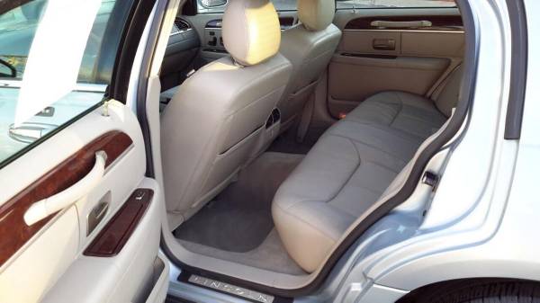 2006 Lincoln Town Car Signature Limited 4dr Sedan - SUPER CLEAN!... for sale in Wakefield, MA – photo 10
