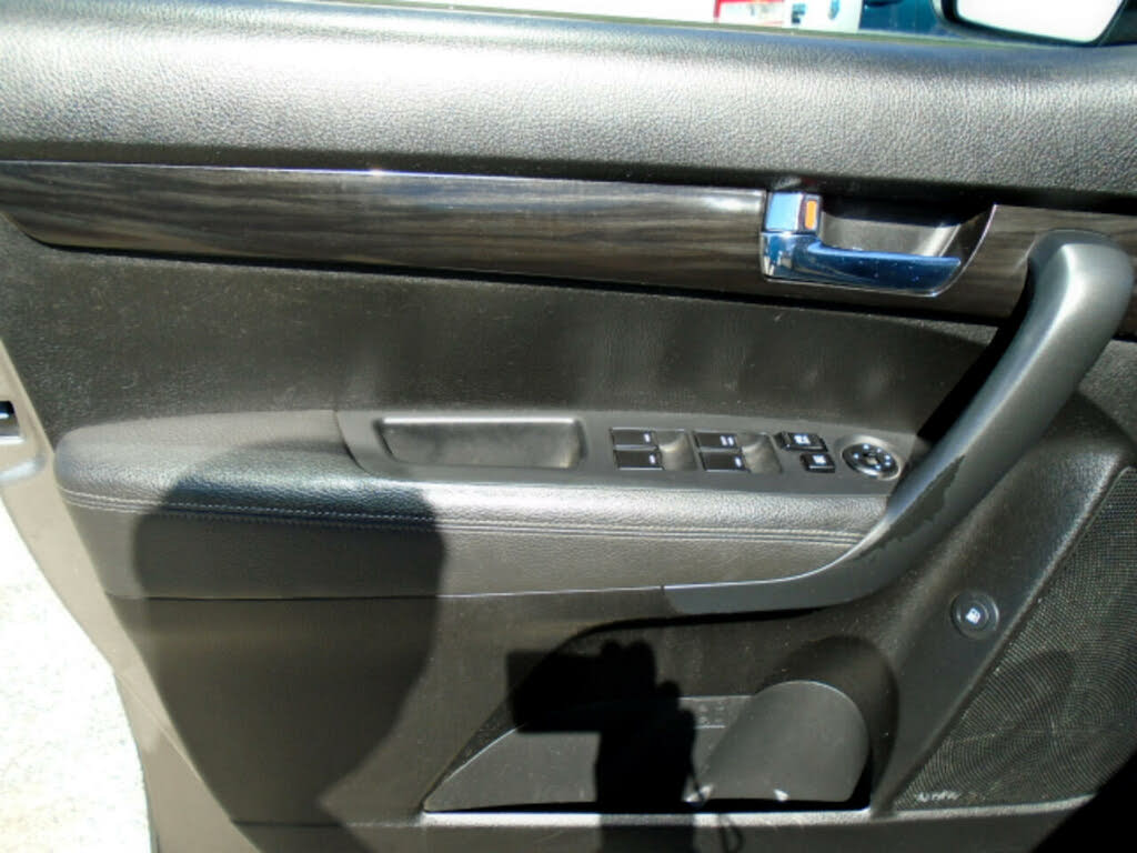 2011 Kia Sorento EX V6 4WD for sale in Bloomington, IL – photo 4