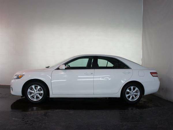 2011 Toyota Camry LE Sedan 4D - cars & trucks - by owner - vehicle... for sale in Rochester, MI