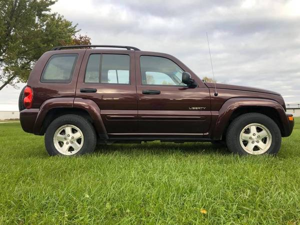 04 Jeep Liberty Sport 4x4 Very Clean New Tires for sale in Vinton, IA – photo 7