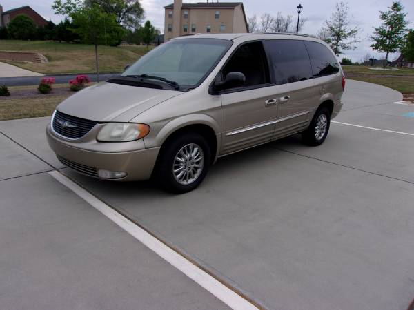 2004 chrysler town & country limited 1 owner (208K) hwy mi loaded for sale in Riverdale, GA