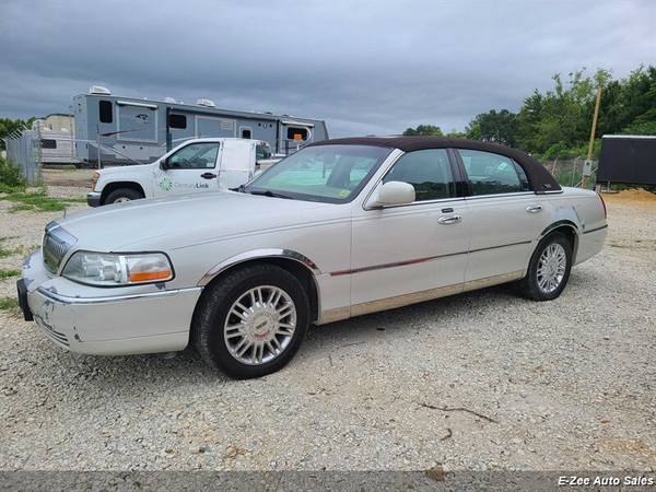 2007 Lincoln Town Car Signature Limited - - by dealer for sale in Garner, NC – photo 2