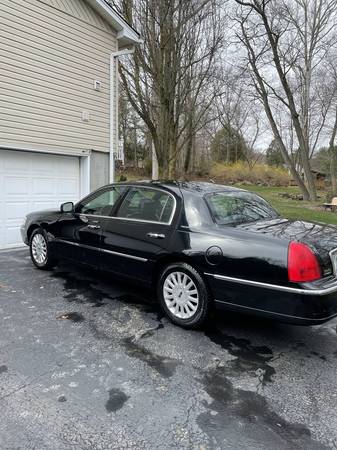 2005 Lincoln Town Car - Classic Style for sale in New City, NY