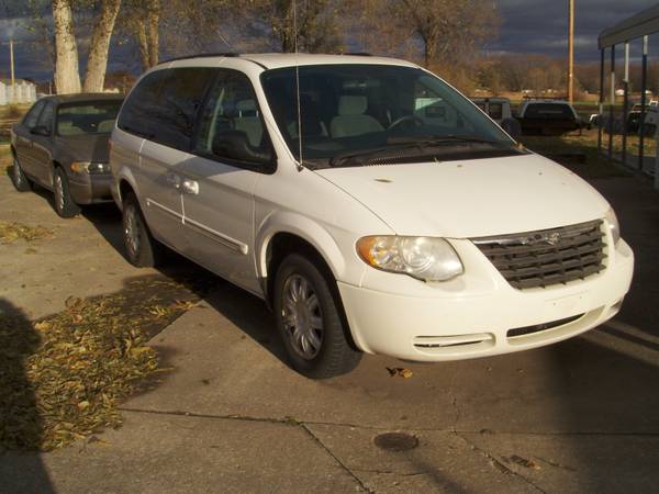 2007 Chrysler Town & Country - cars & trucks - by dealer - vehicle... for sale in Topeka, KS