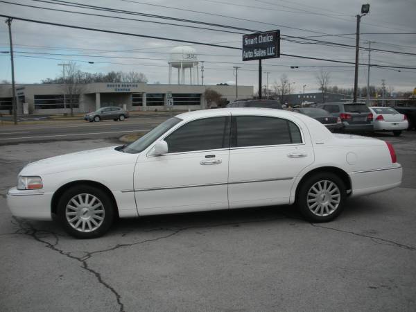 05 LINCOLN TOWN CAR only 800 down - - by dealer for sale in Clarksville, TN