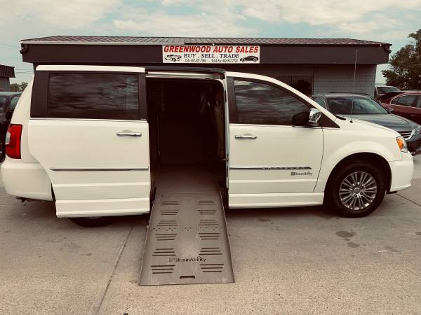 2013 Chrysler town & country L handicap - - by dealer for sale in Lincoln, NE – photo 8