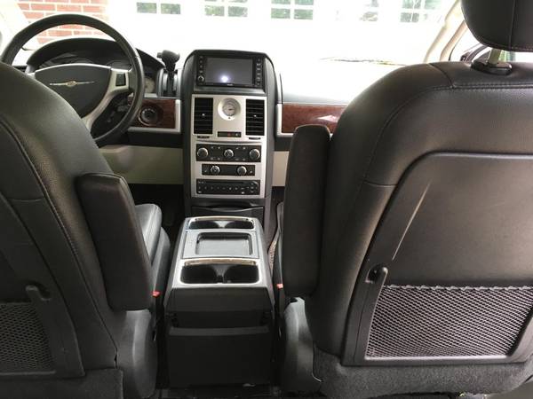 2009 CHRYSLER TOWN AND COUNTRY 169K MILES (Good Condition) for sale in Toledo, OH – photo 6