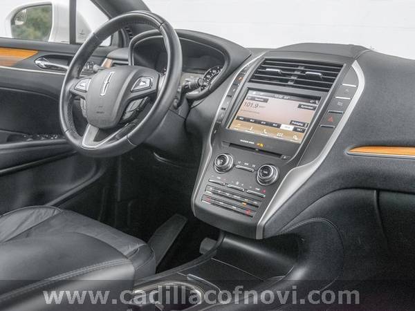 2017 *Lincoln* *MKC* Select hatchback White Platinum Metallic Tri-Coat for sale in Novi, MI – photo 18