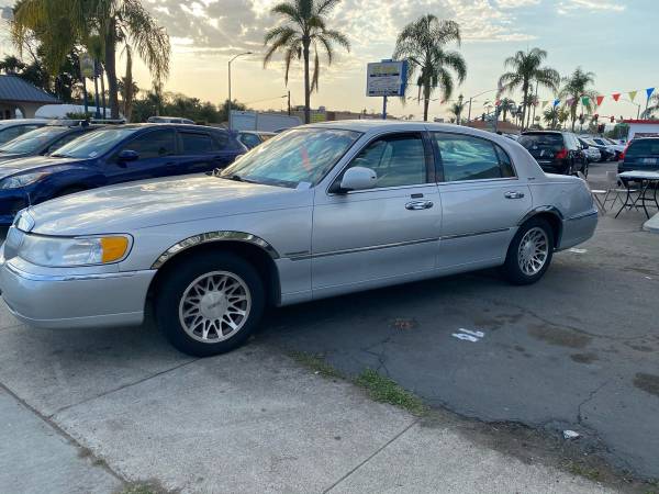 2000 LINCOLN TOWN CAR SIGNUATURE WITH ONLY 82K ORIG MILESSSS - cars for sale in Escondido, CA – photo 4