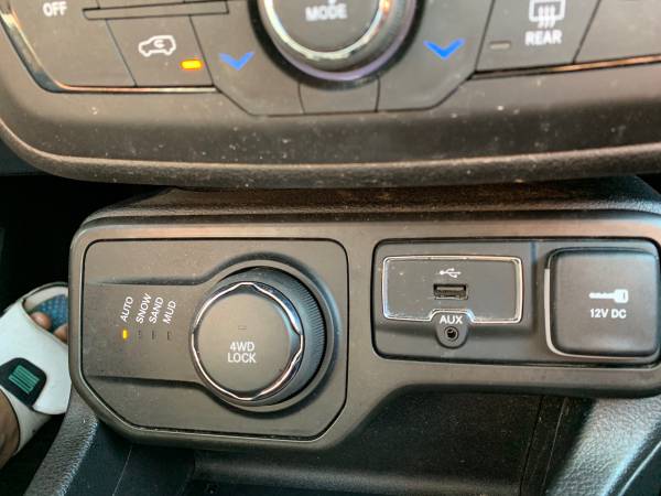 2018 Jeep Renegade latitude 4x4 only 2000 miles for sale in Chicago, IL – photo 13