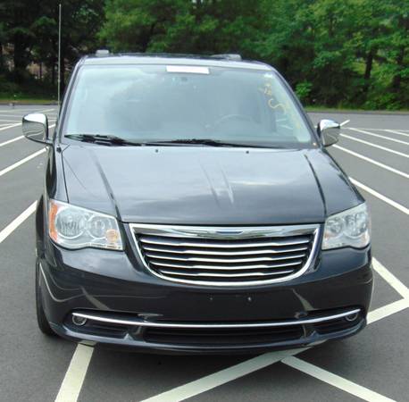 2011 Chrysler Town & Country Touring L for sale in Waterbury, CT – photo 3