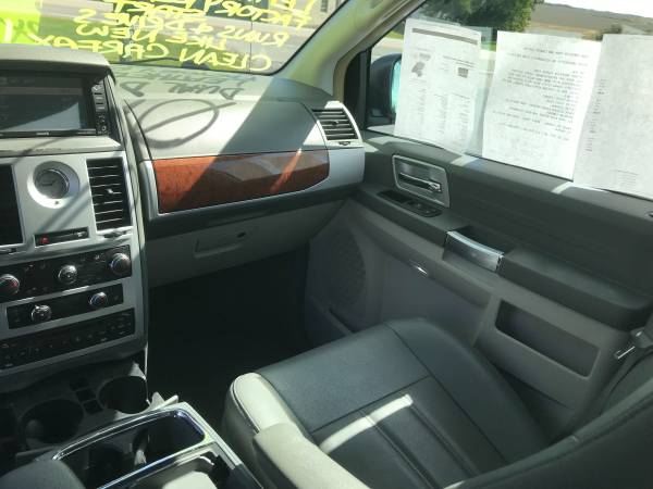 2008 Chrysler Town and Country Touring Dual DVD heated leather for sale in Jacksonville, IL – photo 11