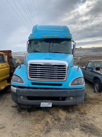 2005 Freightliner Columbia Parts for sale in Othello, WA – photo 2