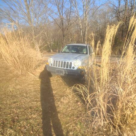 Beautiful jeep liberty stick shift with low miles, hard to find for sale in Spencerville, District Of Columbia – photo 13