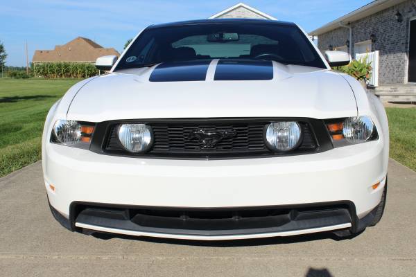GT Premium Mustang 2010 - cars & trucks - by owner - vehicle... for sale in New Palestine, IN – photo 4