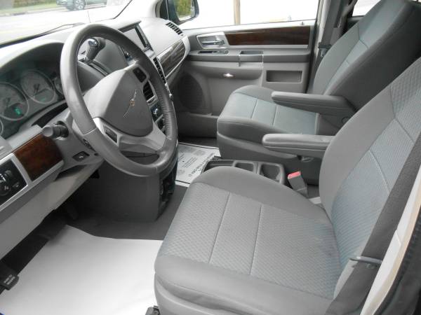 2010 Chrysler Town Country - - by dealer - vehicle for sale in Perry, OH – photo 9