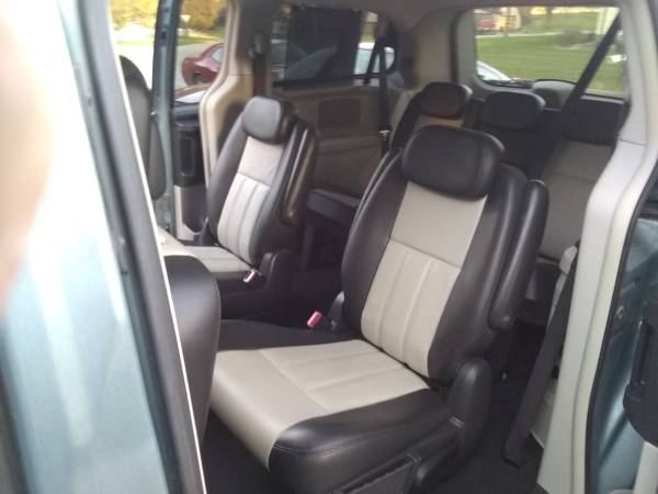 2010 Chrysler Town & country Touring plus for sale in Garwin, IA – photo 6
