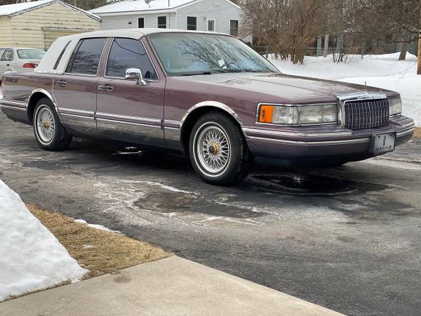 1994 Lincoln town car for sale in Lakeland, MN – photo 2