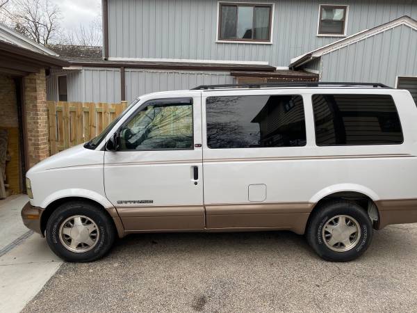 02 AWD Savana mini van - cars & trucks - by owner - vehicle... for sale in Highland Park, IL