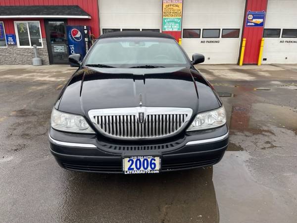 2006 Lincoln TOWN CAR EXECUTIVE L RWD V8-JUST IN! for sale in Ogdensburg, NY – photo 2