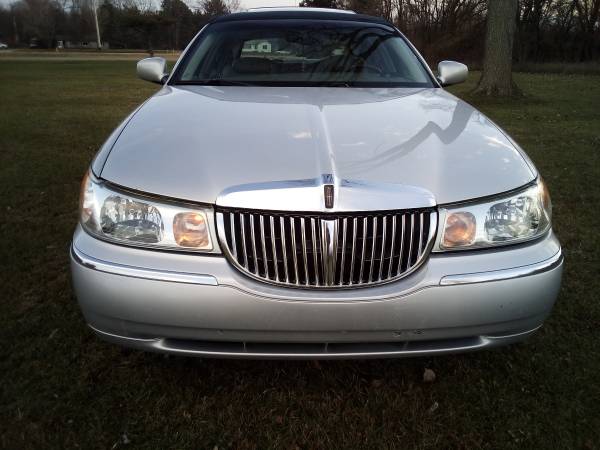 2002 LINCOLN TOWN CAR CARTIER NICE !! 3RD OWNER - cars & trucks - by... for sale in Milford, MI – photo 2