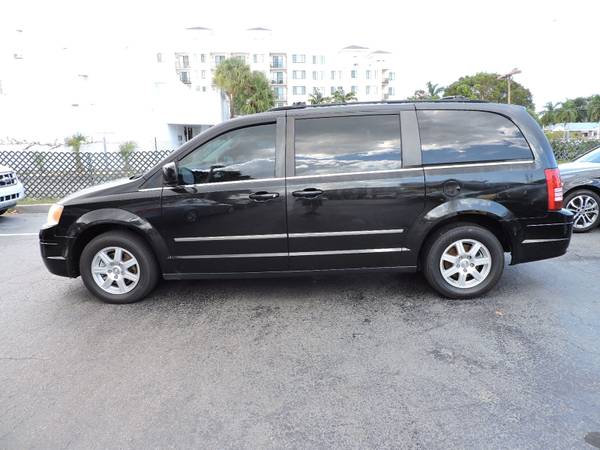 2010 Chrysler Town & Country for sale in Pompano Beach, FL