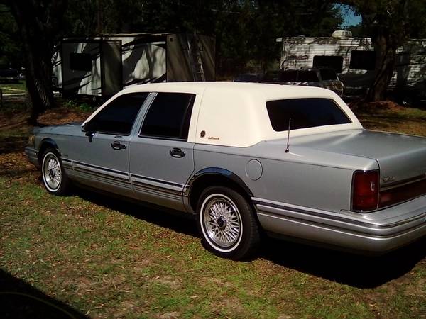 Must sell Lincoln Town car for sale in Other, FL – photo 2