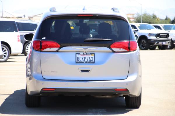 2018 Chrysler Pacifica Touring L Minivan van Silver/ Detail for sale in Pleasanton, CA – photo 5