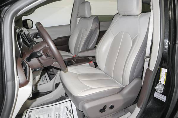 2017 Chrysler Pacifica, Brilliant Black Crystal Pearlcoat for sale in Wall, NJ – photo 14