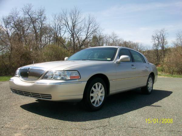 2008 Lincoln Town Car - - by dealer - vehicle for sale in Staunton, VA