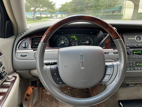 2011 LINCOLN TOWN CAR SIGNATURE LIMITED - CLEAN TITLE - cars & for sale in Orlando, FL – photo 11