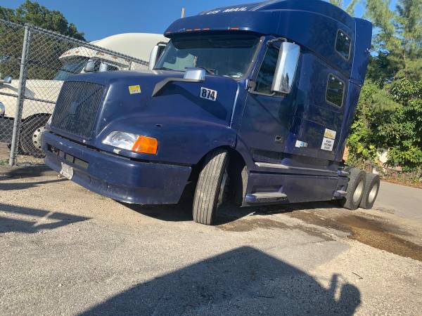 Volvo VNL 780 Año 2000 for sale in Opa-Locka, FL