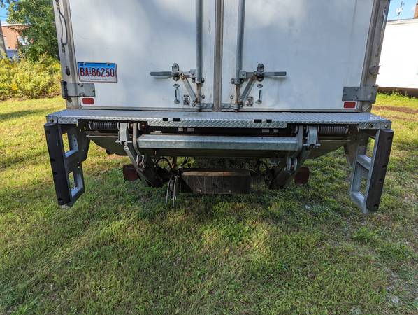 26 box truck with lift gate for sale in Manchester, CT – photo 3