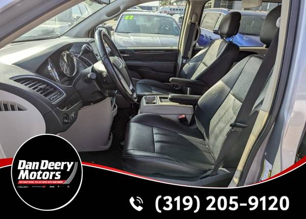 Used 2016 Chrysler Town & Country FWD 4D Passenger Van/Minivan/V for sale in Waterloo, IA – photo 3