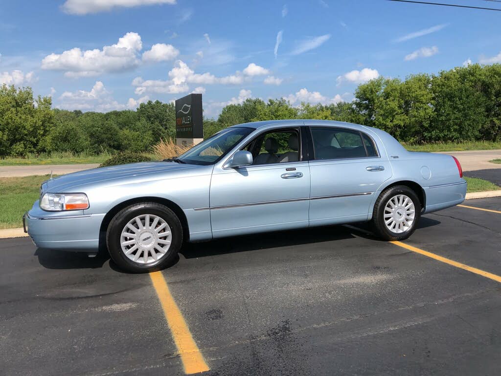 2005 Lincoln Town Car Signature Limited for sale in Lake In The Hills, IL