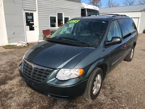 2007 Chrysler Town & Country - - by dealer - vehicle for sale in Oshkosh, WI – photo 2